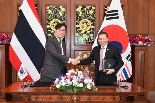 RoK’s First Vice Foreign Minister Chang Ho-jin (left) and Thailand's Permanent Secretary for Foreign Affairs Sarun Charoensuwan shake hands during the fourth round of bilateral policy consultations in Bangkok on November 3. (Photo: Yonhap)