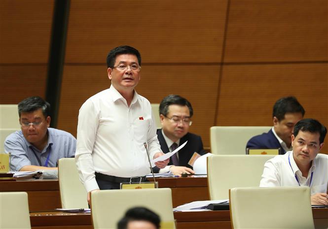 Bộ trưởng Bộ Công Thương Nguyễn Hồng Diên trả lời chất vấn. Ảnh: TTXVN