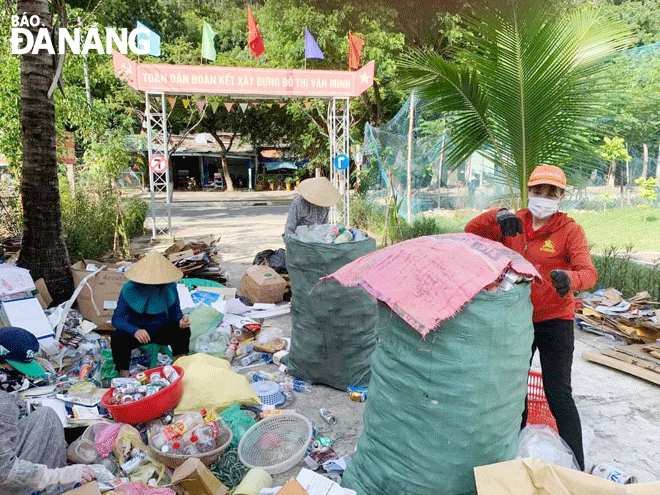 Các chi hội phụ nữ, đoàn thể hưởng ứng phong trào phân loại, thu gom rác thải rắn tại nguồn, giảm thiểu rác thải ra môi trường. Ảnh: NHẬT HẠ