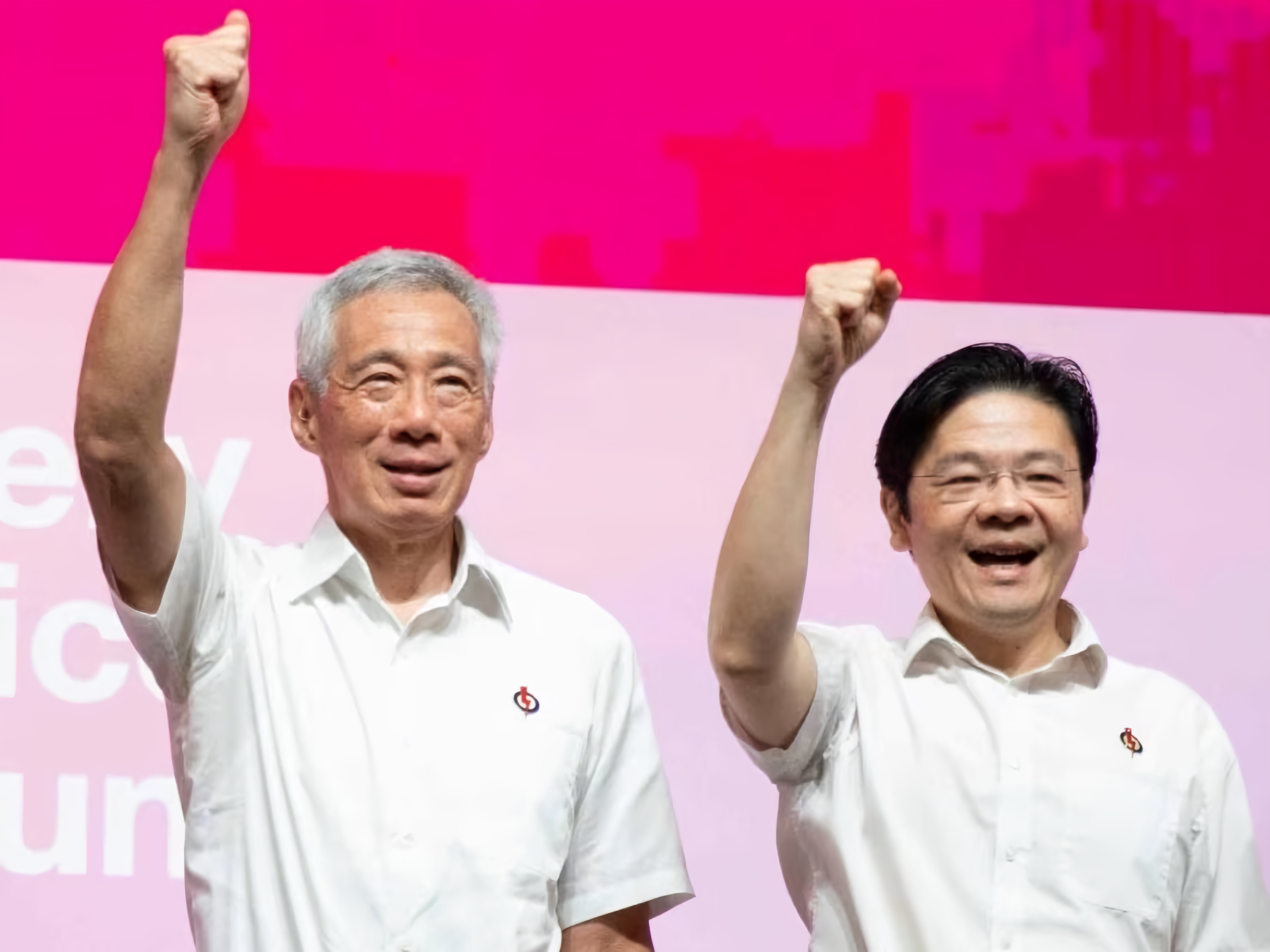 Thủ tướng Singapore Lý Hiển Long (bên trái) và Phó Thủ tướng Lawrence Wong tại hội nghị thường niên của PAP vào ngày 5-11.Ảnh: Today Online