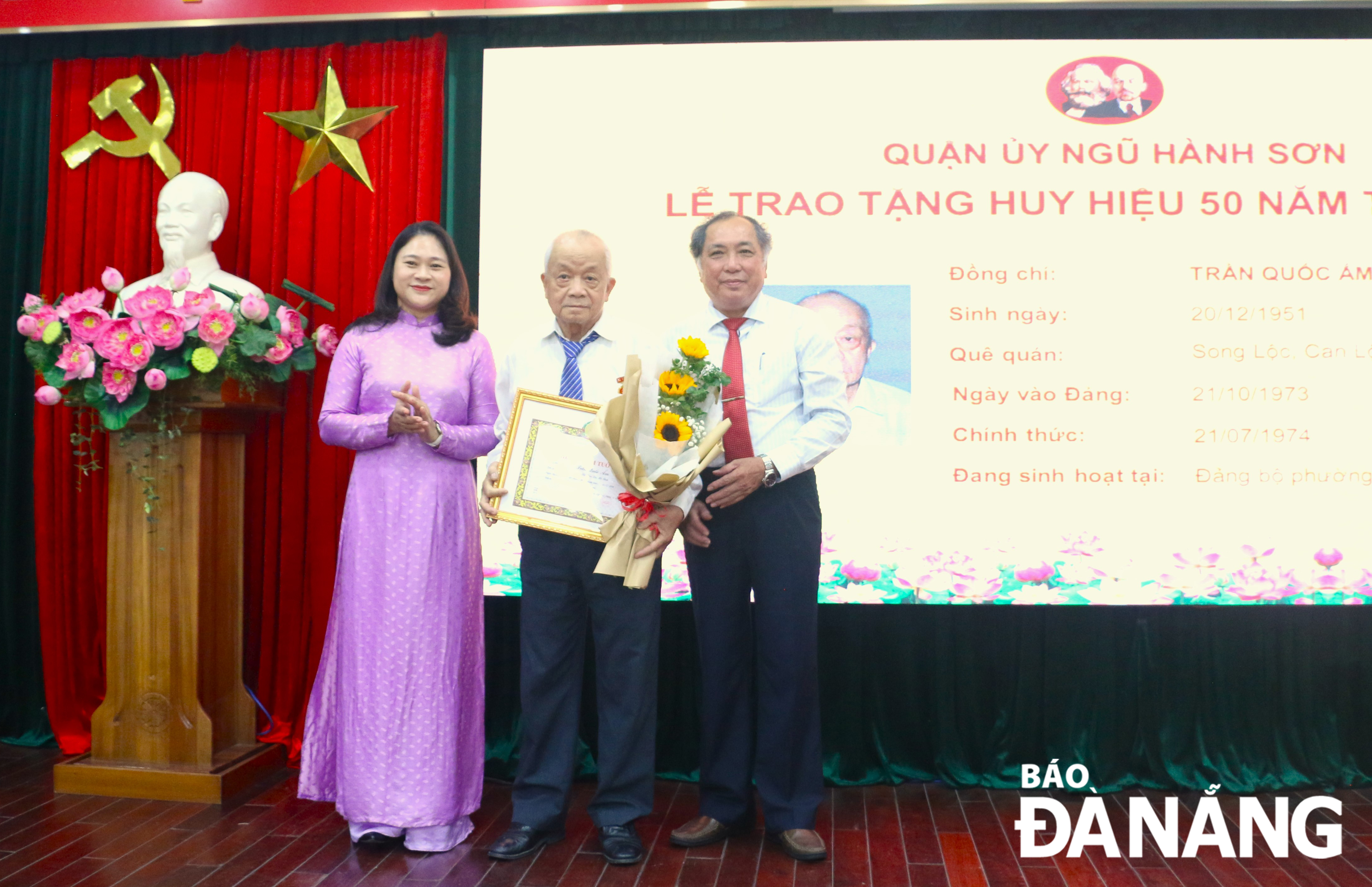 Bí thư Quận ủy Ngũ Hành Sơn Cao Thị Huyền Trân trao Huy hiệu đảng cho đảng viên 50 năm tuổi Đảng. Ảnh: T.PHƯƠNG