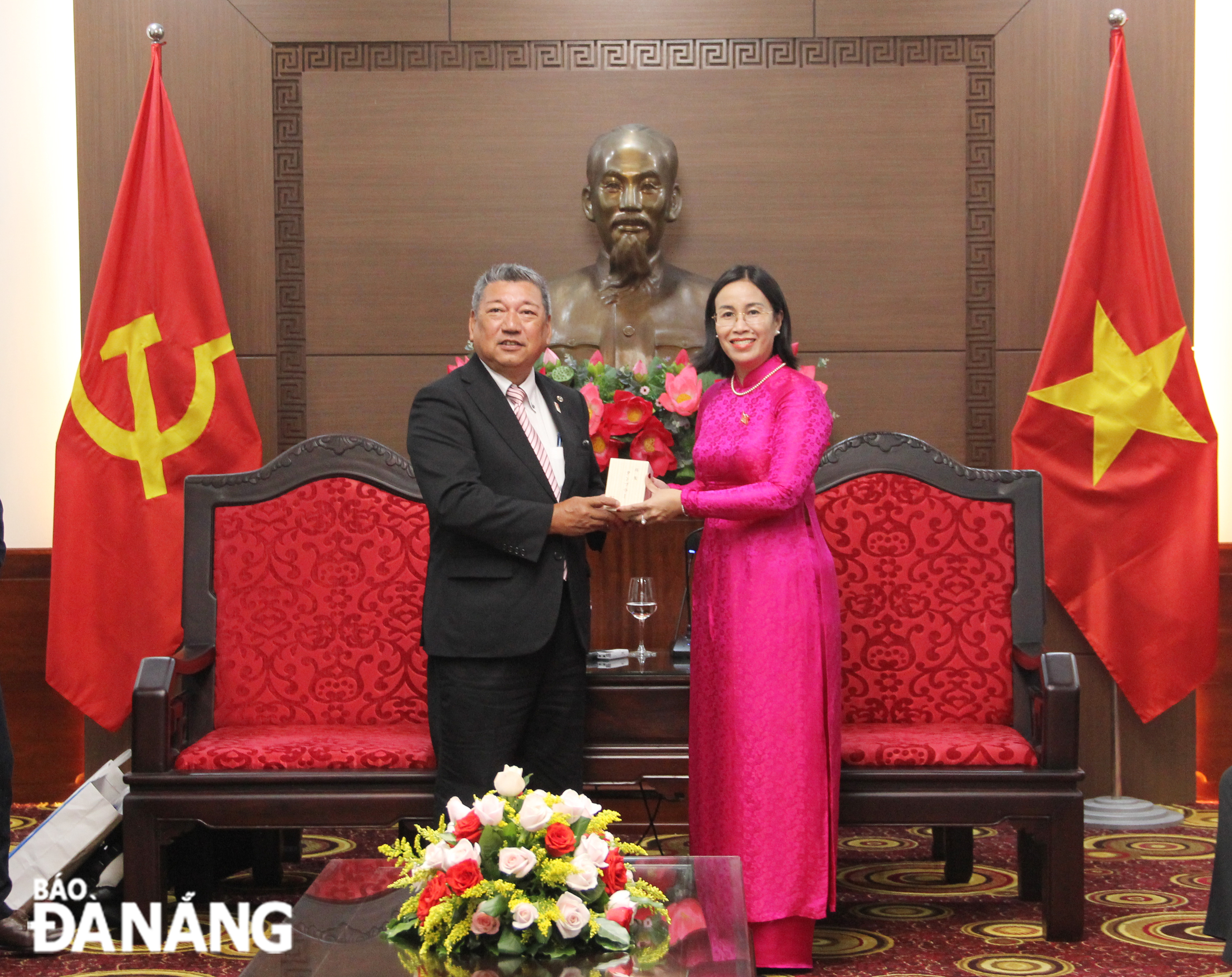Vice Chairwoman of the Da Nang People's Council Nguyen Thi Anh Thi (right) receives a souvenir from Chairman of the Friendship Parliamentarians’ Association of Japan’s Osaka Prefecture Wada Kenji. Photo: X.H