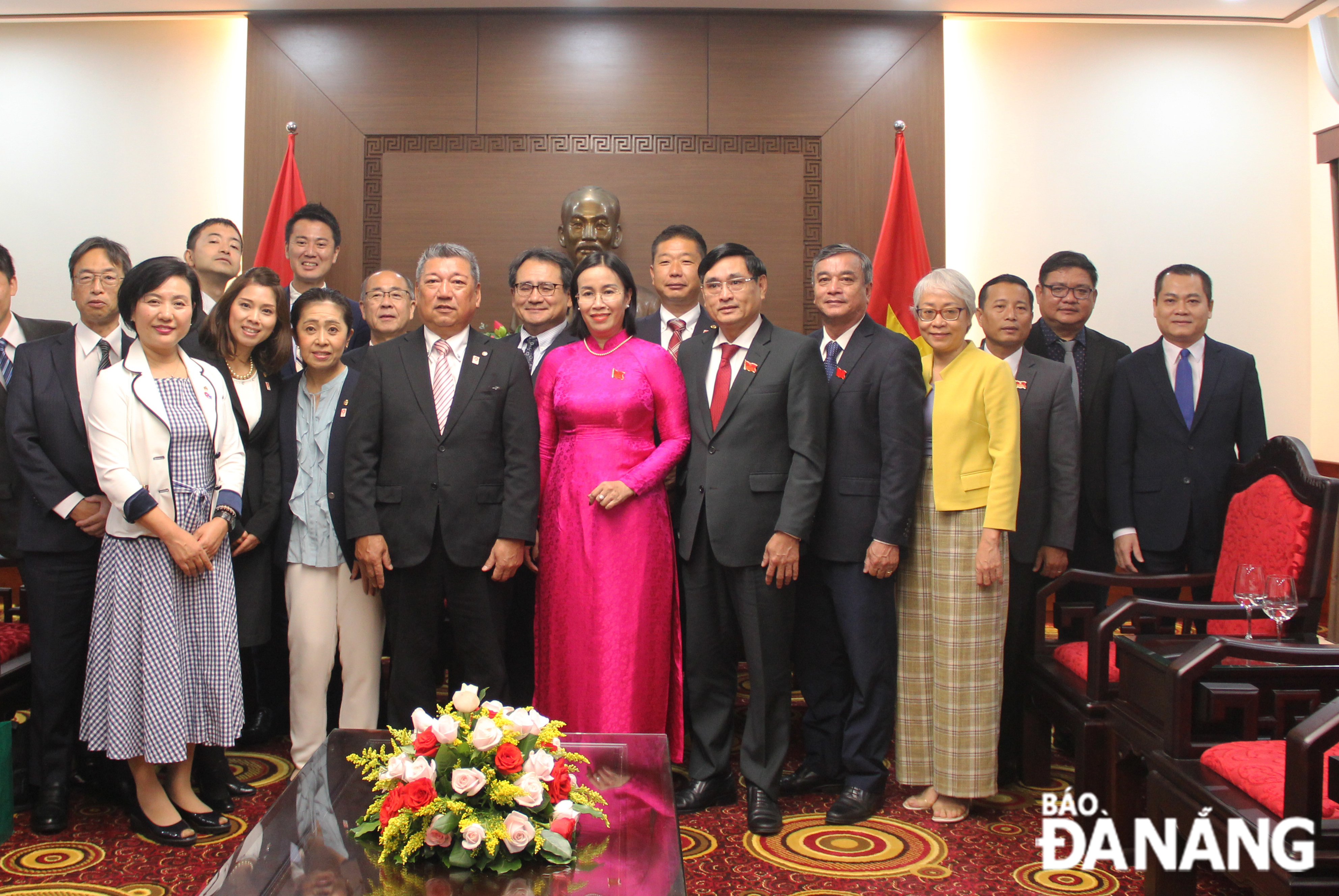 Da Nang leaders take a souvenir photo with the delegation of the Friendship Parliamentarians’ Association of Japan’s Osaka Prefecture. Photo: X.H