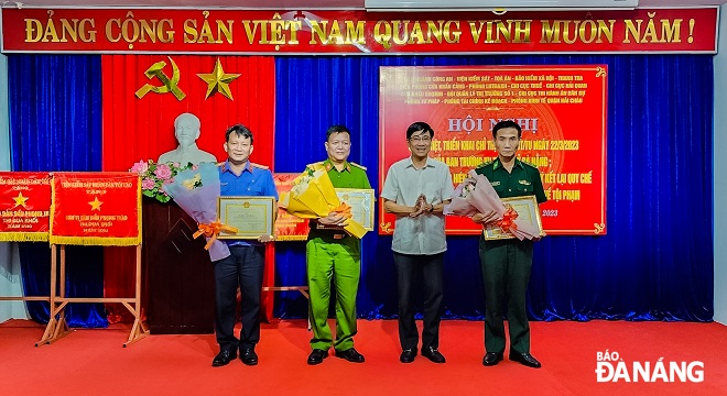 .Ủy ban nhân dân quận Hải Châu khen thưởng cho Biên phòng cửa khẩu cảng Đà Nẵng trong sơ kết quy chế phối hợp