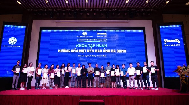 Khóa học “Hướng đến một nền báo ảnh đa dạng” trang bị kiến thức về xuất bản hình ảnh trên các nền tảng số và các xu hướng ảnh báo chí. Ảnh: Vi Nam 