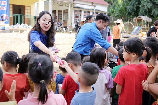 Đoàn phóng viên đi thực tế viết bài và tặng sữa cho trẻ em ở huyện Vân Hồ, tỉnh Sơn La. Ảnh: Vi Nam 