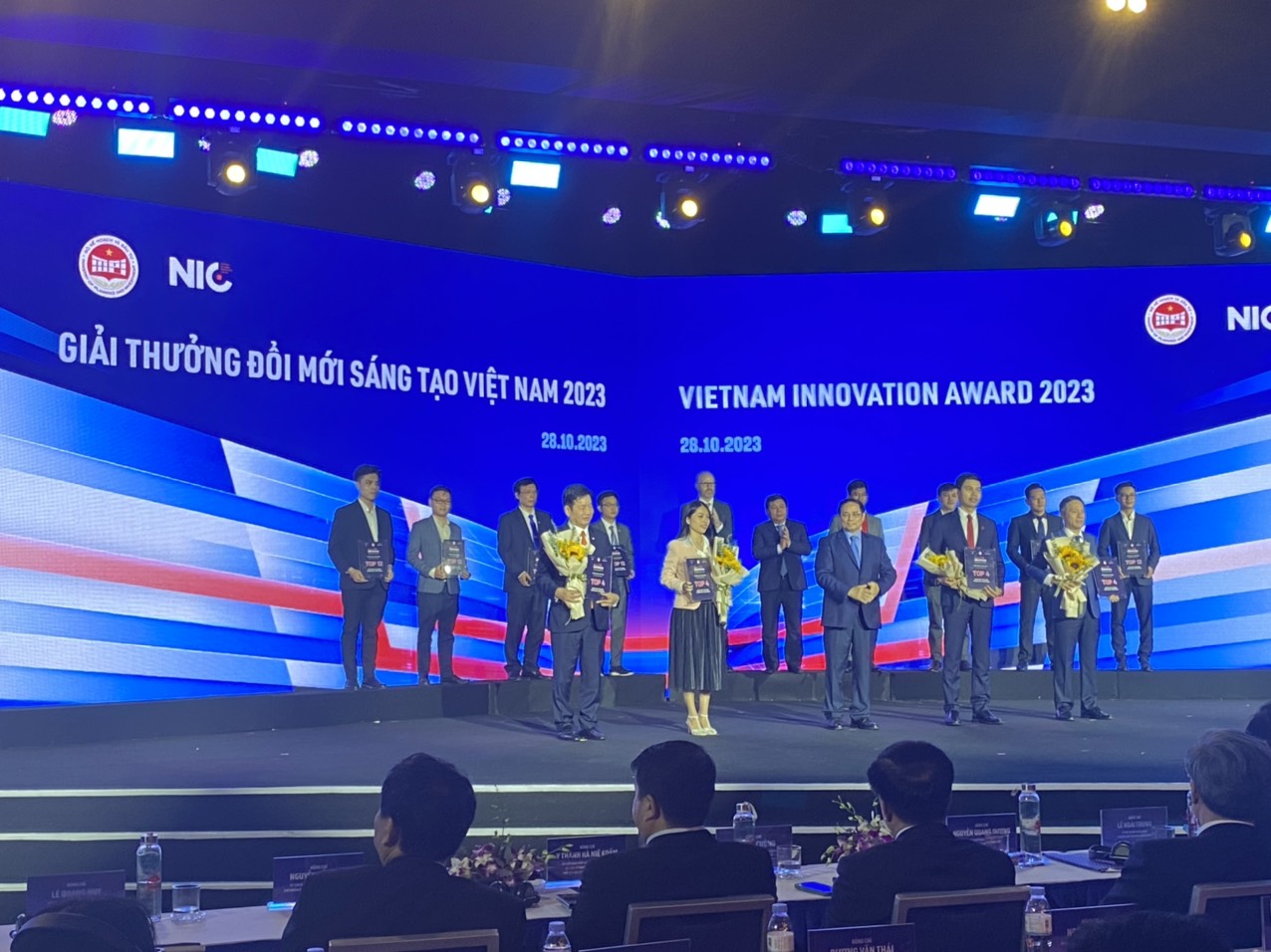 A scene of the awards ceremony (Photo: https://dost.danang.gov.vn)