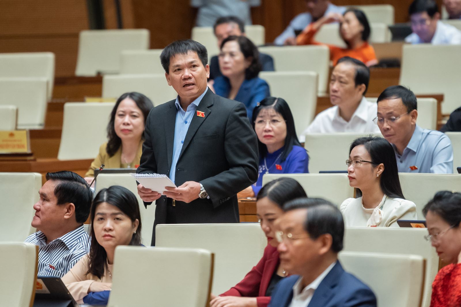 Đại biểu Dương Khắc Mai (Đoàn ĐBQH tỉnh Đắk Nông) tranh luận với Bộ trưởng Bộ Y tế.