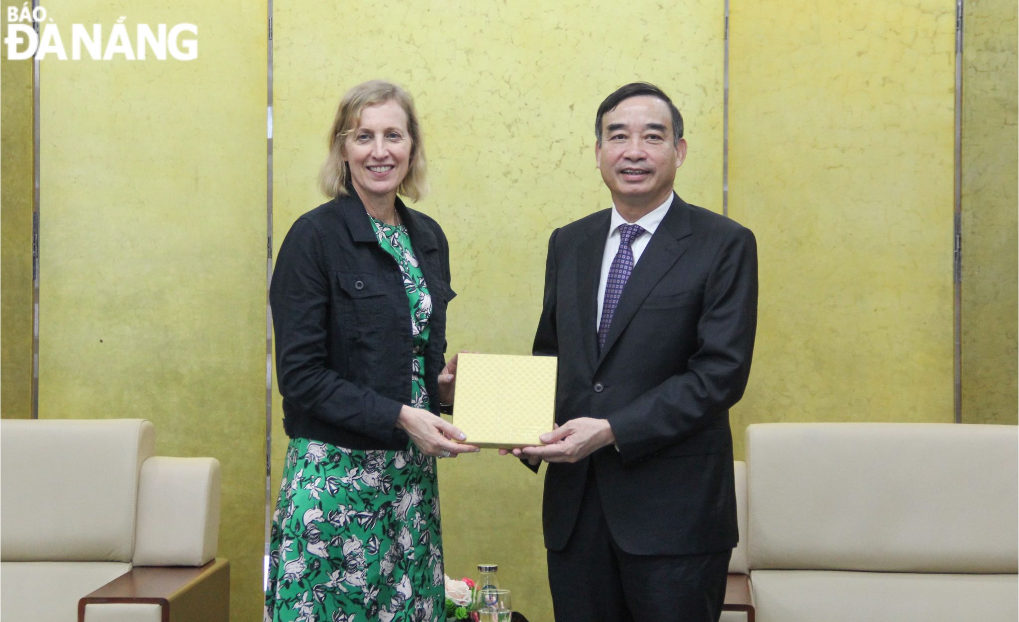 Chairman of the Da Nang People's Committee Le Trung Chinh (right) presents a souvenir to US Consul General in Ho Chi Minh City Susan Burns. Photo: T.PHUONG