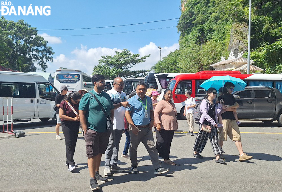 Muslim tourists are often interested in cuisine and entertainment services at destinations. In the photo: Indian tourists visit the Marble Mountains special national-level relic site. Photo: THU HA