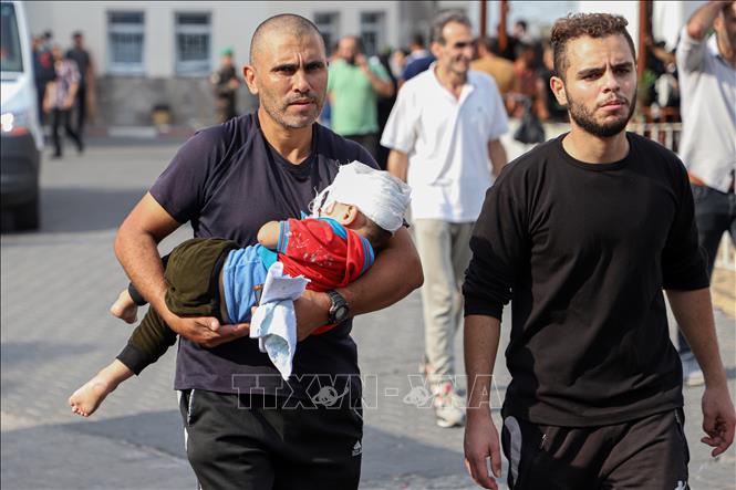 Một em nhỏ bị thương sau cuộc không kích của Israel xuống thành phố Gaza, ngày 9-10-2023. Ảnh: THX/TTXVN