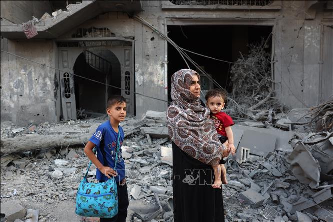  Phụ nữ và trẻ em tại trại tị nạn Nuseirat ở Dải Gaza ngày 30-10. Ảnh: AFP/TTXVN