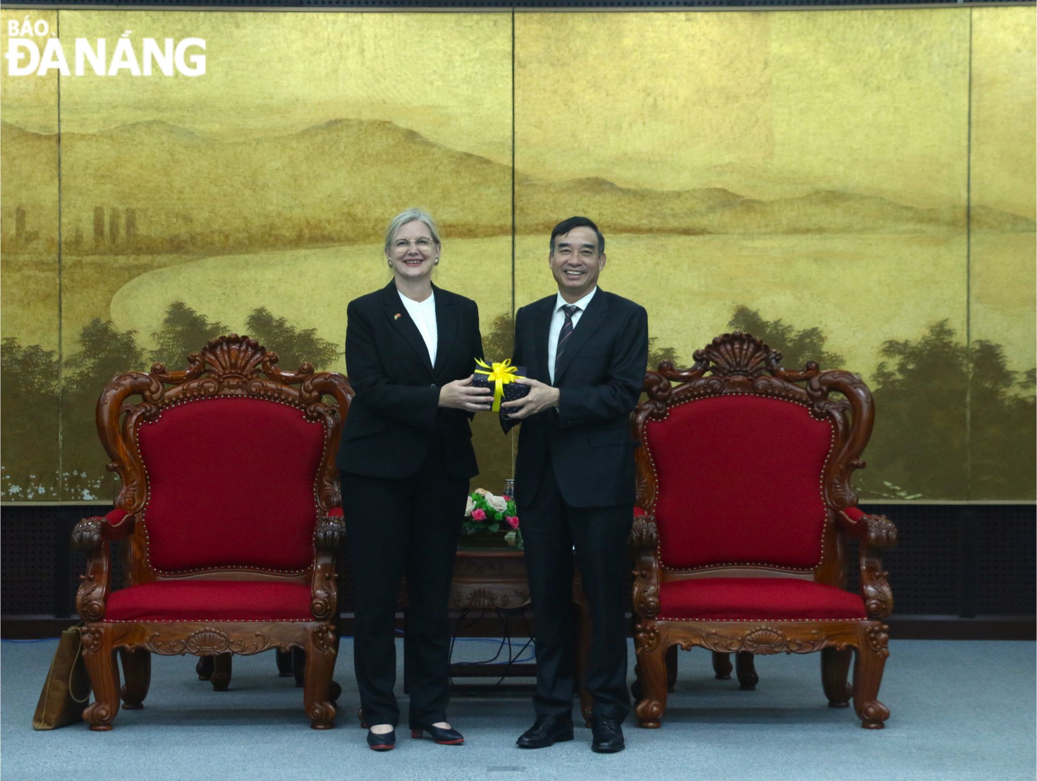 Da Nang People’s Committee Chairman Le Trung Chinh (right) and Swedish Ambassador to Viet Nam Ann Mawe