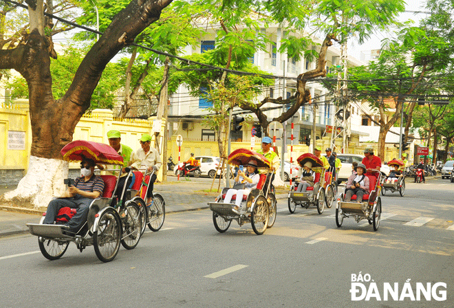 The foreign visitors taking a cyclo tour in Da Nang