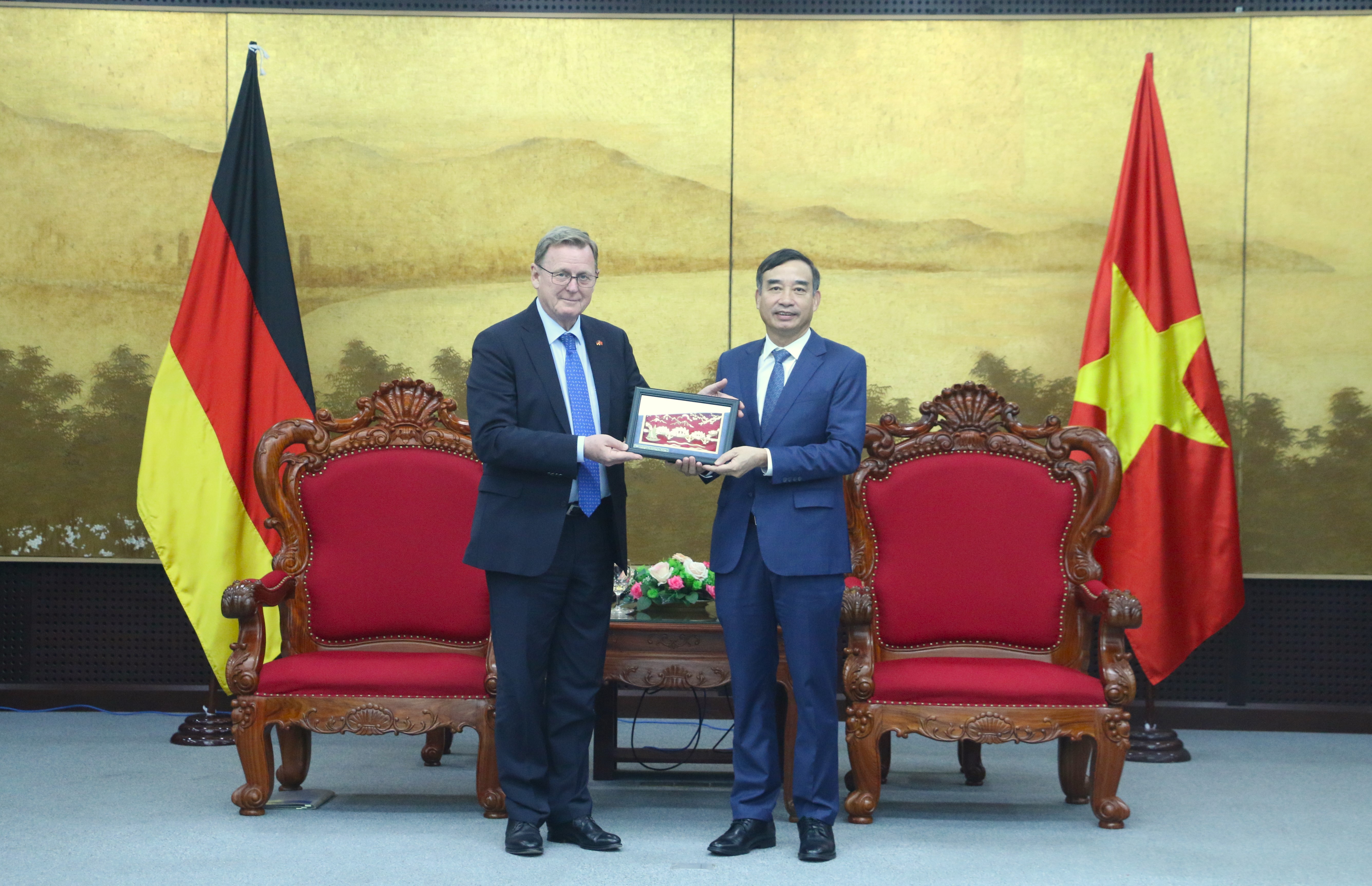Chủ tịch UBND thành phê Lê Trung Chinh (bên phải) tặng quà lưu niệm đến Thủ hiến bang Thuringen, Cộng hòa Liên bang Đức Bolo Ramelow. Ảnh: T.PHƯƠNG