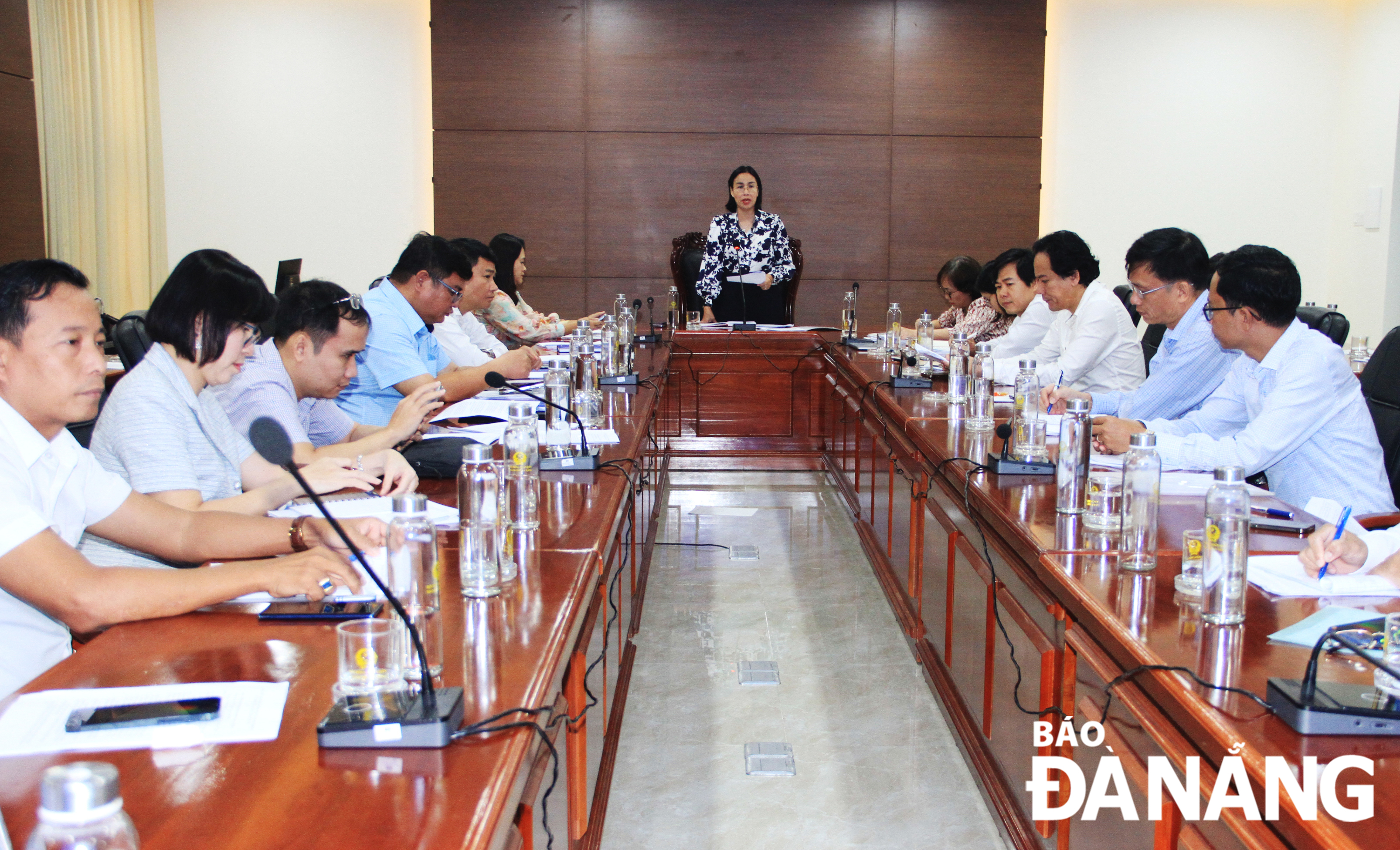 Phó Chủ tịch HĐND thành phố Nguyễn Thị Anh Thi phát biểu kết luận tại buổi làm việc với Sở Y tế vào ngày 9-11. Ảnh: TRỌNG HÙNG