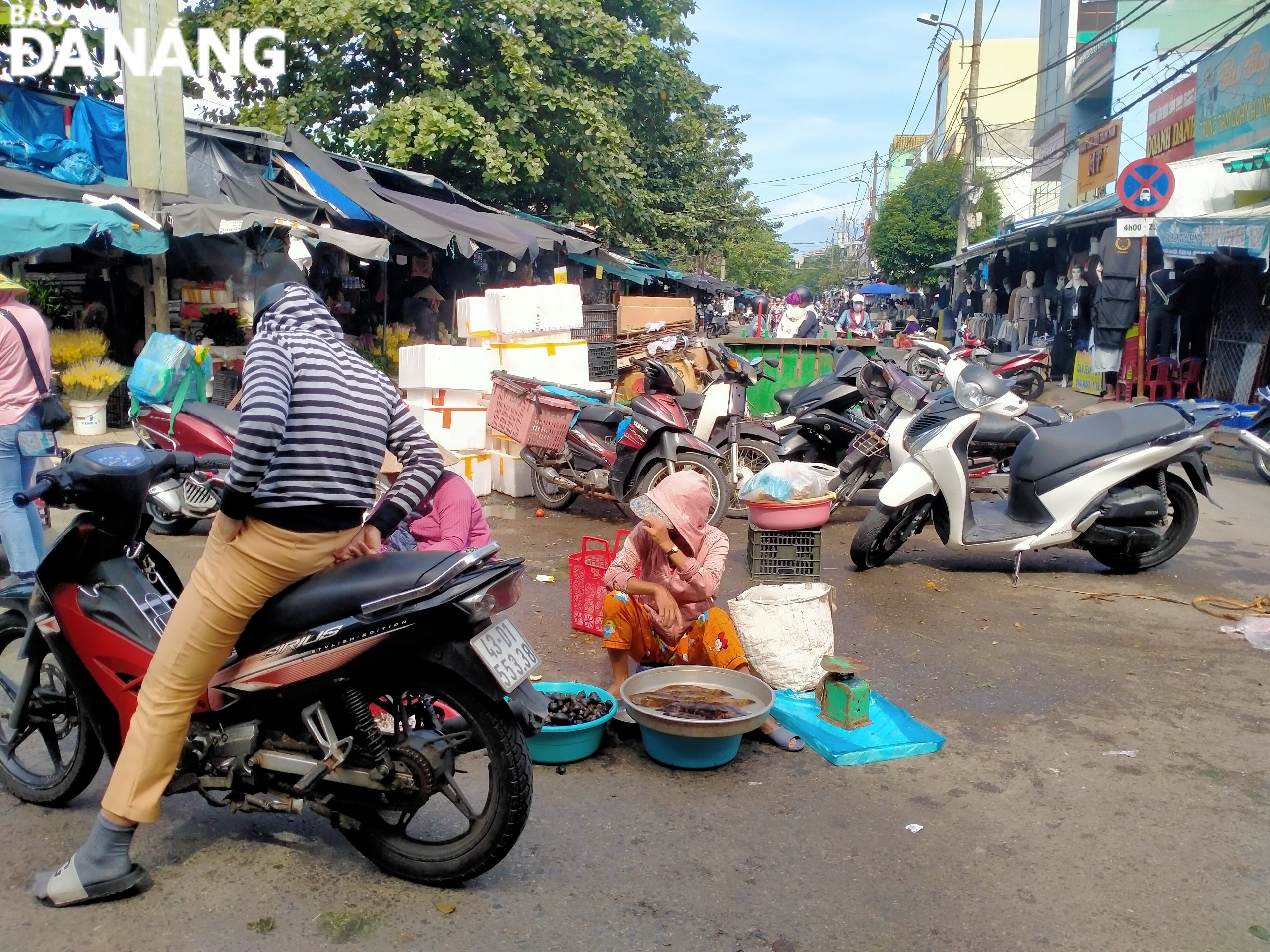 Tại ngã ba đường Vũ Ngọc Phan – Nguyễn Cảnh Chân có một thùng đựng rác và nhiều thùng xốp chất cao hơn 1,5 mét chắn ngang giữa đường gây khó khăn cho người dân di chuyển trên đường. Ảnh: X.Đ