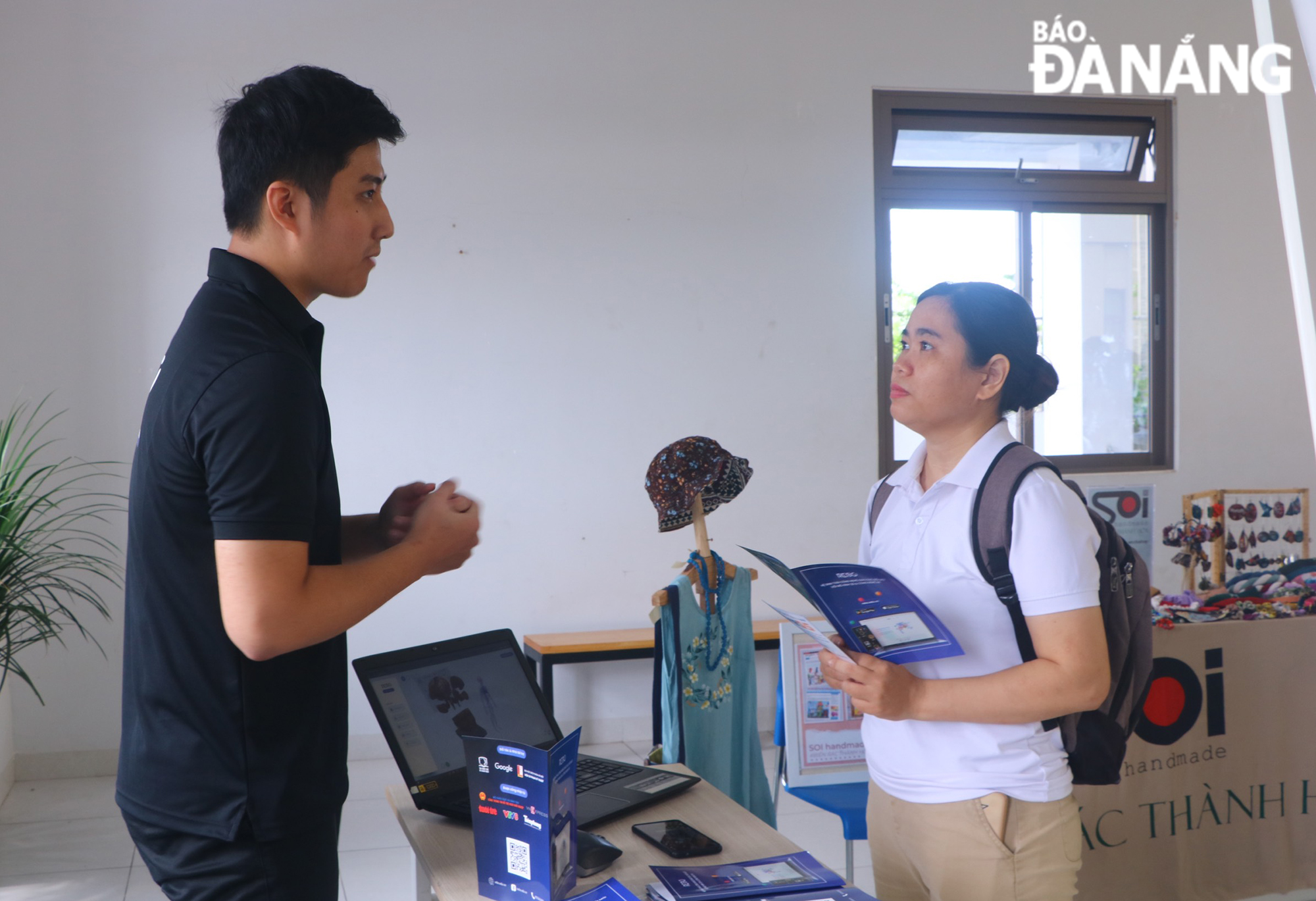 A Da Nang-based startup is consulting and introducing its products to a visitor at the seminar on the morning of November 10 at the FPT University Da Nang. Photo: VAN HOANG