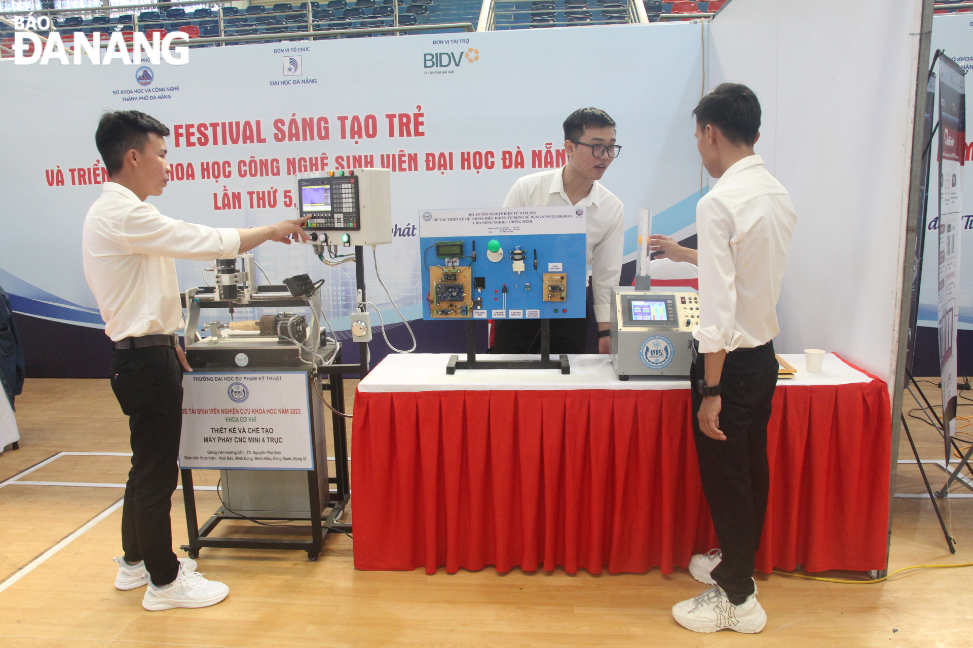 Đề tài nghiên cứu khoa học “Thiết kế và chế tạo máy phay CNC mini 4 trục” của nhóm sinh viên Trường Đại học Sư phạm Kỹ thuật – Đại học Đà Nẵng thiết kế tham gia trưng bày tại triển lãm. Ảnh: N.Q