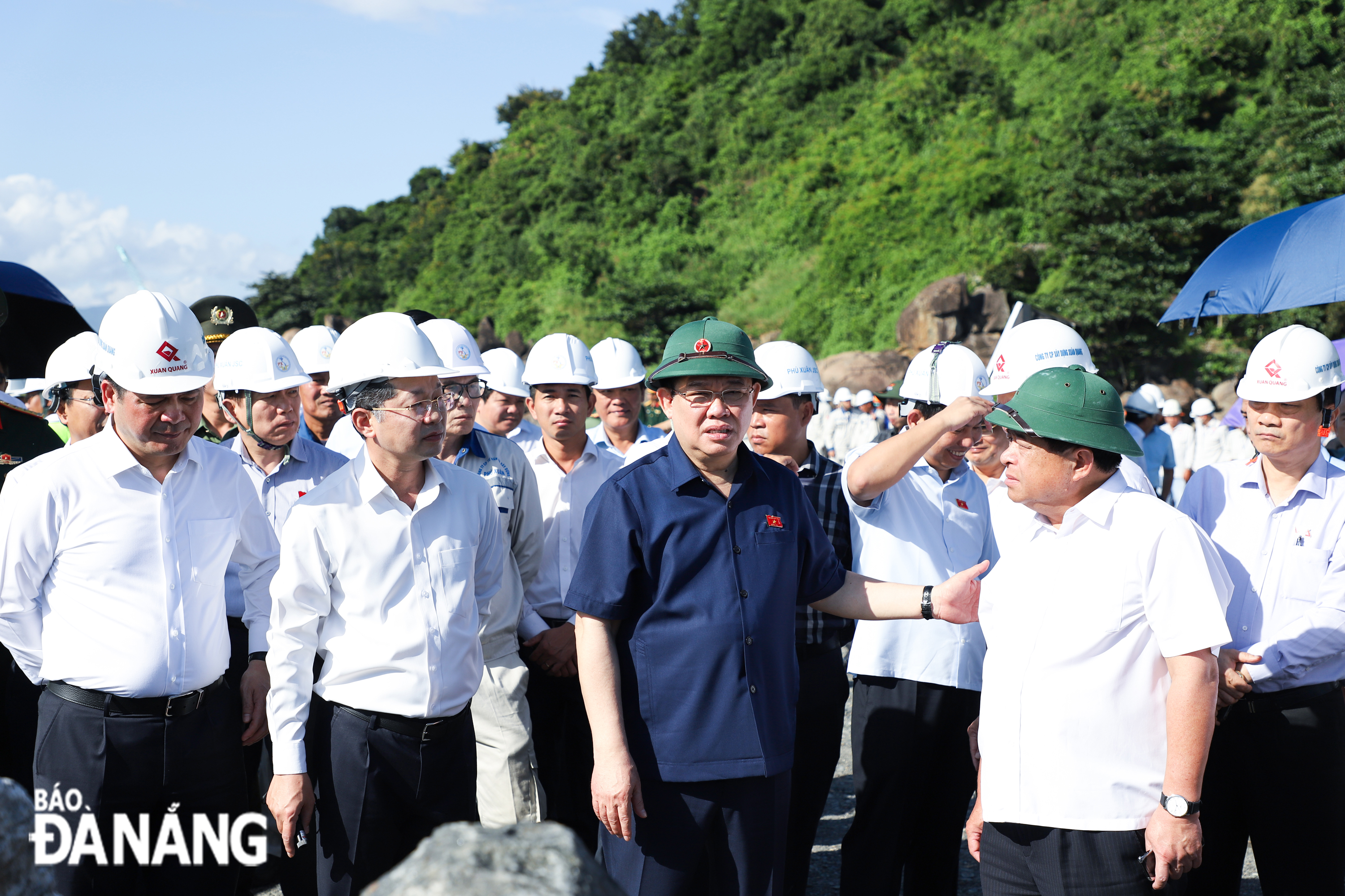 Chủ tịch Quốc hội Vương Đình Huệ và lãnh đạo các bộ, ngành, lãnh đạo thành phố Đà Nẵng thực địa tại dự án. Ảnh: NGỌC PHÚ