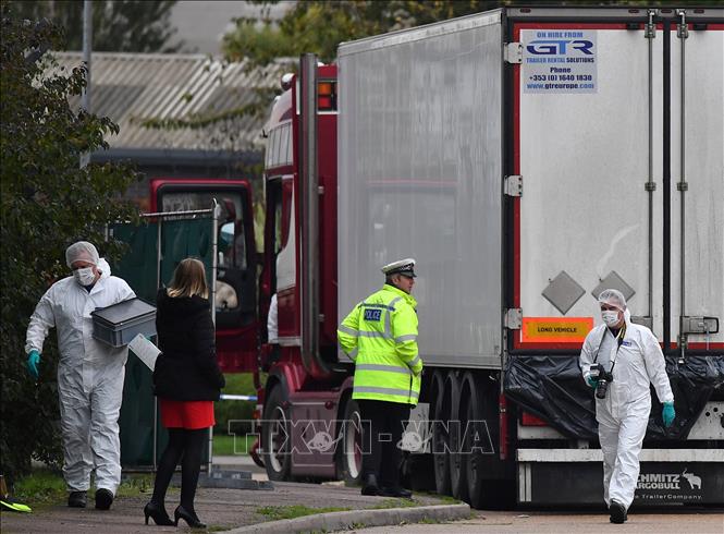 Cảnh sát Anh điều tra tại hiện trường xe tải chở 39 thi thể người Việt Nam được phát hiện tại Grays, hạt Essex, Đông Bắc London, ngày 23/10/2019. Ảnh: AFP/TTXVN