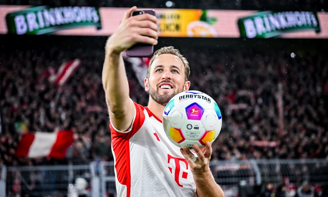 Harry Kane chụp selfie với trái bóng trong trận siêu kinh điển Bundesliga giữa Bayern Munich với Borussia Dortmund. Ảnh: Bild