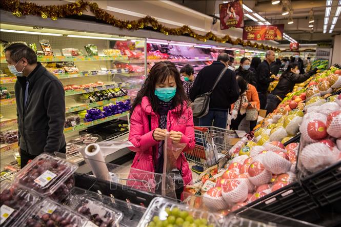 Người dân mua hàng trong siêu thị ở Hong Kong, Trung Quốc. Ảnh: AFP/TTXVN
