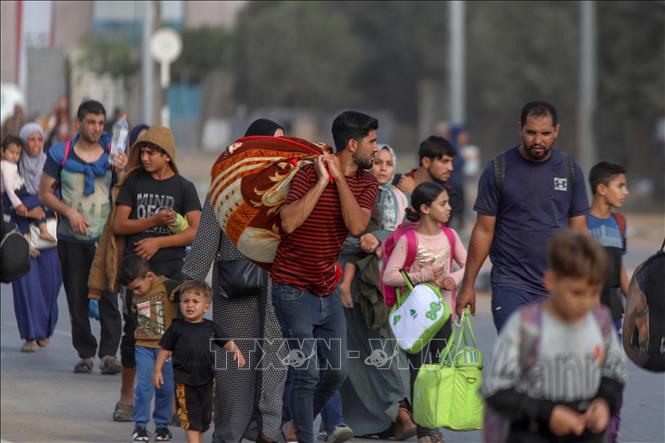 Người dân Gaza sơ tán về phía Nam tránh xung đột ngày 8-11-2023. Ảnh: THX/TTXVN