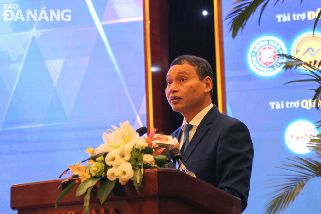 Vice Chairman of the Da Nang People's Committee Ho Ky Minh delivers his speech at the forum. Photo: M.Q