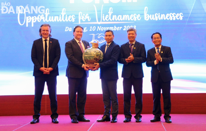 Da Nang People's Committee Vice Chairman Ho Ky Minh (middle) and Vice Chairman of Quang Nam Provincial People's Committee Ho Quang Buu (second, right) present a souvenir to US Ambassador Marc E. Knapper. Photo: M.Q