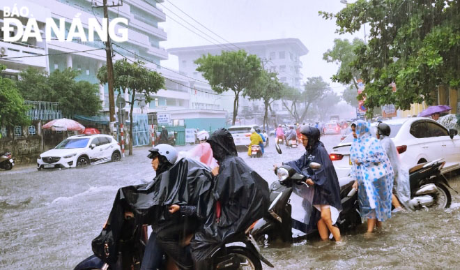 Đoạn đường trước Trường THCS Nguyễn Huệ (quận Hải Châu) ngập sâu. Ảnh: NGỌC HÀ