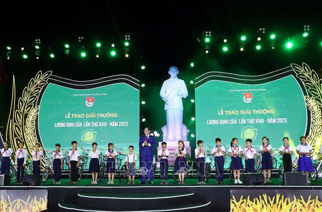 Thượng tướng Trần Quang Phương, Phó Chủ tịch Quốc hội trao tặng 30 xe đạp cho các em học sinh nghèo vượt khó tại Sóc Trăng.