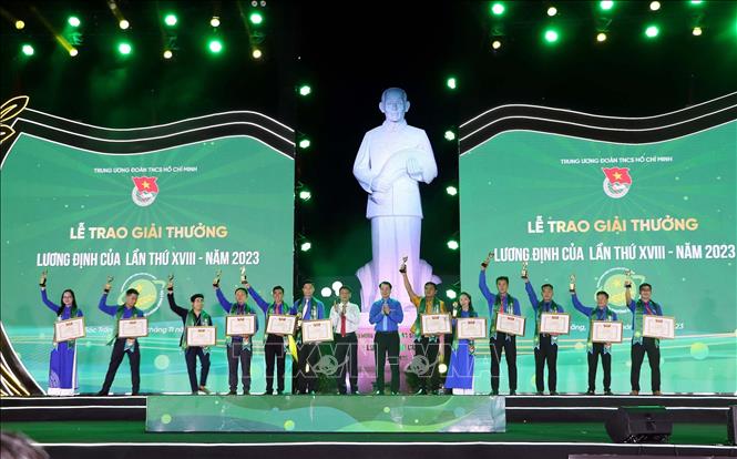 Lãnh đạo Tỉnh ủy Sóc Trăng và lãnh đạo Trung ương Đoàn trao vinh danh các thanh niên đạt giải thưởng Lương Định Của.