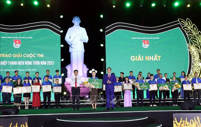 Phó Chủ tịch Quốc hội Trần Quang Phương và Bí thư Tỉnh ủy Sóc Trăng Lâm Văn Mẫn (áo trắng) trao giải Nhất Dự án thanh niên Khởi nghiệp.