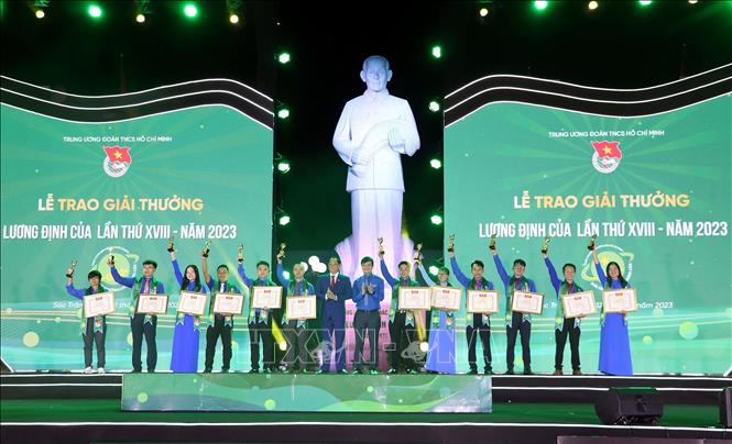 Phó Chủ tịch Quốc hội Trần Quang Phương trao giải Dự án Khởi nghiệp Thanh niên nông thôn. 