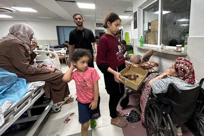 Bệnh nhân và người dân sơ tán bên trong Bệnh viện al-Shifa. Ảnh: AFP	