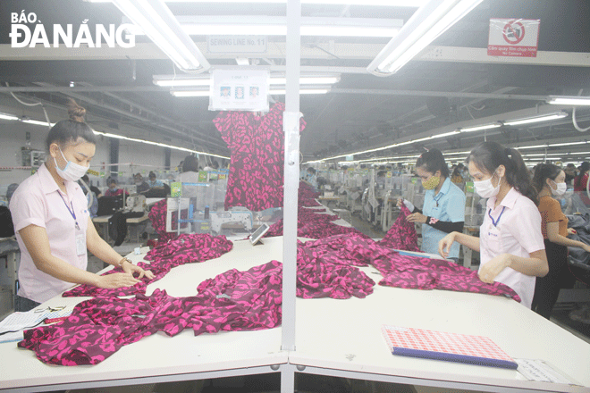 Workers are working at the Pi Vina Da Nang Company based in Lien Chieu District. Photo: M.Q