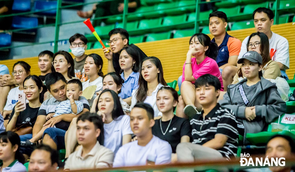 Đông đảo bạn trẻ cùng đến xem giải bóng chuyền 2023 được tổ chức tại Đà Nẵng.