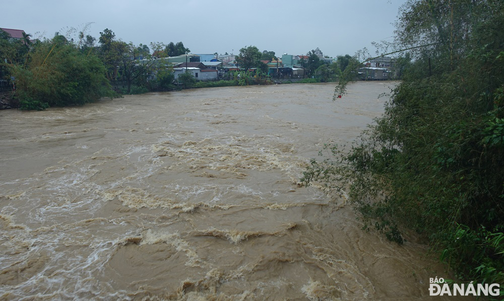 The water level on on the Tuy Loan River located in Hoa Vang District is rising as a result of heavy rainfall. Photo: HOANG HIEP