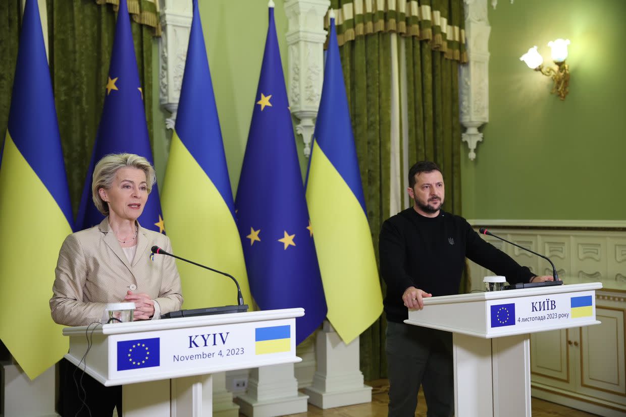 Chủ tịch Ủy ban châu Âu Ursula von der Leyen (bên trái) và Tổng thống Ukraine Volodymyr Zelensky tại Kiev vào ngày 4-11. Ảnh : The Kyiv Independent 