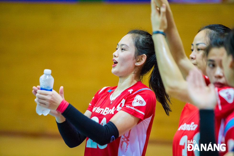 The female volleyball athlete of the Bank of Industry and Trade team was happy when her team got points.