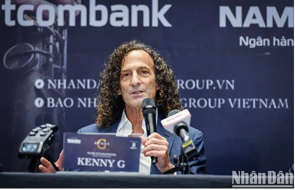 Kenny G tại buổi họp báo chiều 13/11. 