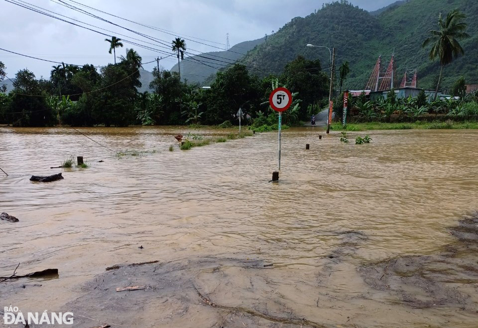 Một số khu vực ở thôn Nam Yên (xã Hòa Bawcs0 bị ngập lũ sâu đến 0,6m. Ảnh: H.H