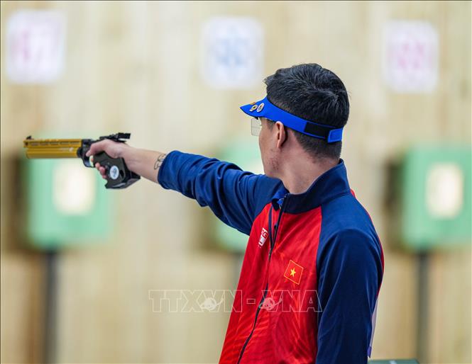 Xạ thủ Phạm Quang Huy thi đấu ở nội dung 10m súng ngắn hơi nam tại ASIAD 2023 ở Hàng Châu, tỉnh Chiết Giang, Trung Quốc, ngày 28/9/2023. Ảnh minh họa: THX/TTXVN