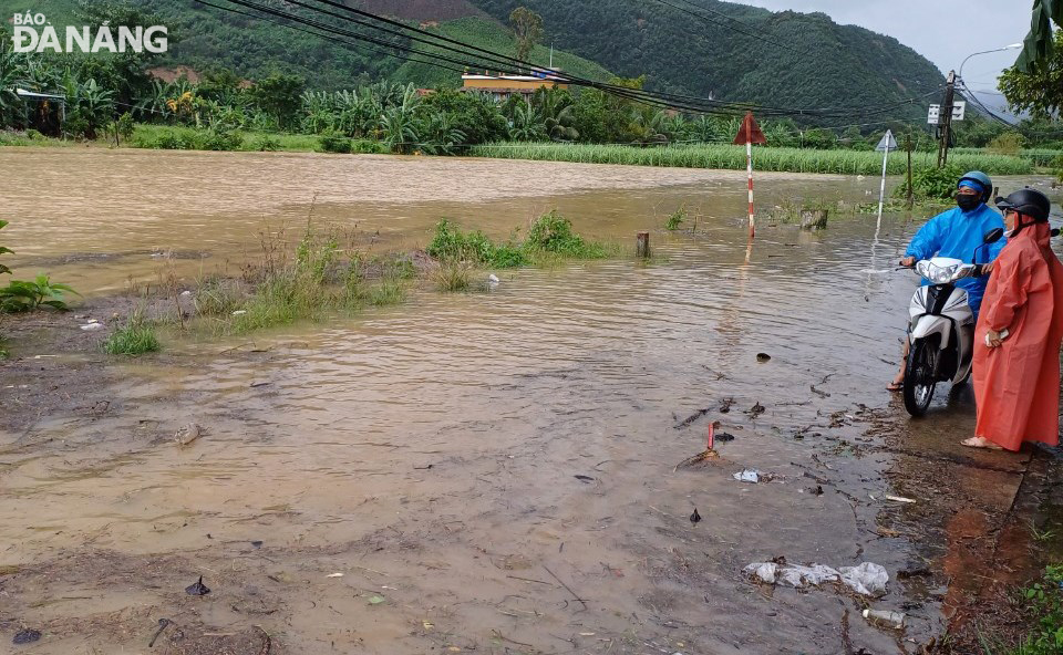 Overflowing Cu De River River caused flooding in low-lying areas in Nam Yen Village, Hoa Bac Commune. Photo: HOANG HIEP.