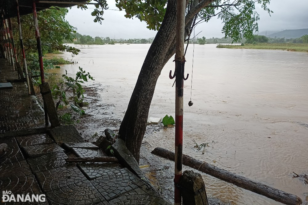 The Tuy Loan River is about to overflow its banks. Photo: TRAN TU