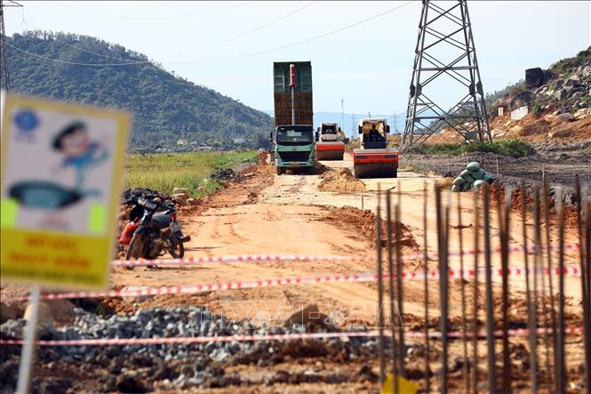 Thi công trên tuyến cao tốc Chí Thạnh - Vân Phong thuộc địa bàn thị xã Đông Hòa, tỉnh Phú Yên. Ảnh tư liệu: Huy Hùng/TTXVN