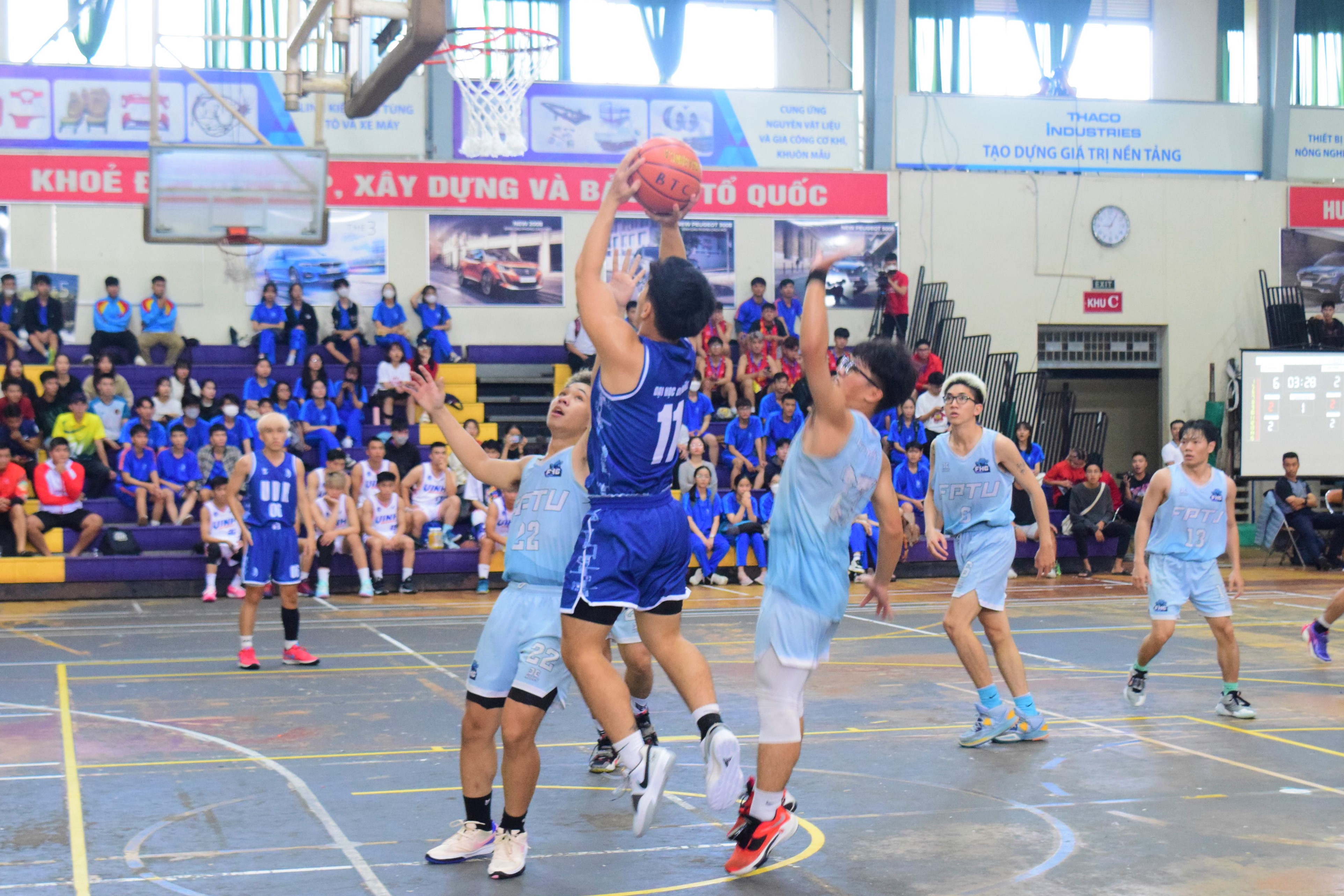Đội bóng rổ nam Đại học Đà Nẵng (áo xanh) xuất sắc vượt qua các đối thủ, vô địch giải bóng rổ sinh viên toàn quốc năm 2023 khu vực miền Trung.Ảnh: P.N