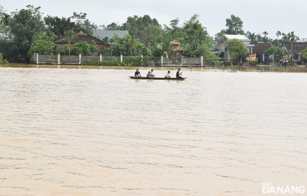 Nhiều khu vực ở xã Hòa Tiến, huyện Hòa Vang đang bị ngập lũ. Ảnh: HOÀNG HIỆP