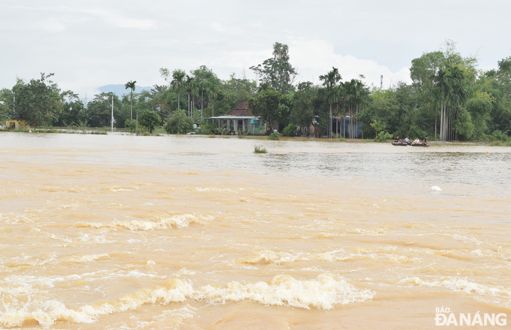 Lũ vẫn đang chảy vào các khu vực thấp trũng, dự kiến đến hết ngày 15-11, lũ mới rút hết các khu vực ở xã Hòa Tiến, huyện Hòa Vang.